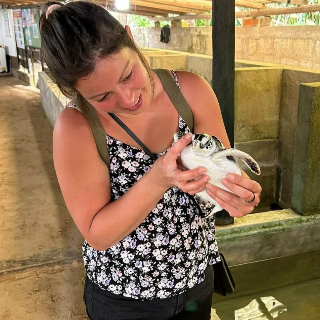 femme qui porte une tortue